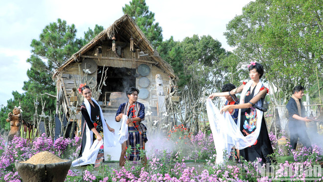 西原音乐和土锦时装秀亮相大叻市春香湖边 ảnh 1 西原音乐和土锦时装秀亮相大叻市春香湖边 ảnh 1
