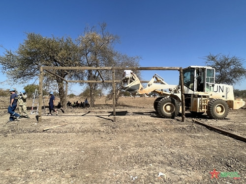 驻阿卜耶伊的越南蓝色贝雷帽团员帮助人民建设房屋 ảnh 2 驻阿卜耶伊的越南蓝色贝雷帽团员帮助人民建设房屋 ảnh 2