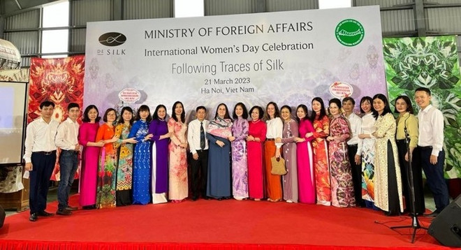 弘扬和强调妇女在社会经济发展中发挥的重要作用 ảnh 1