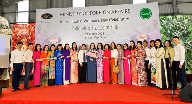 弘扬和强调妇女在社会经济发展中发挥的重要作用 ảnh 1
