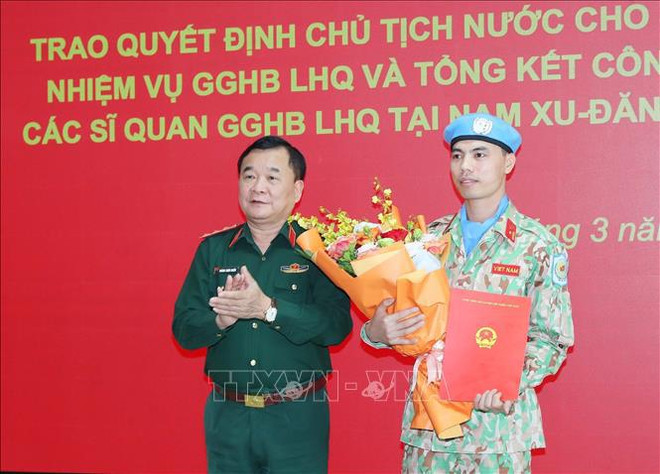 越南国防部向执行维和任务的军官颁发国家主席的决定 ảnh 1 越南国防部向执行维和任务的军官颁发国家主席的决定 ảnh 1