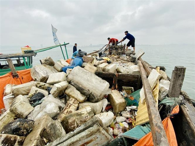 下龙市在下龙湾上收集了大量泡沫漂浮物 ảnh 2 下龙市在下龙湾上收集了大量泡沫漂浮物 ảnh 2
