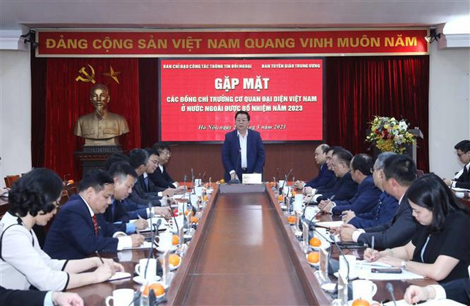 越共中央宣教部部长阮仲义会见越南驻外使团团长 ảnh 1