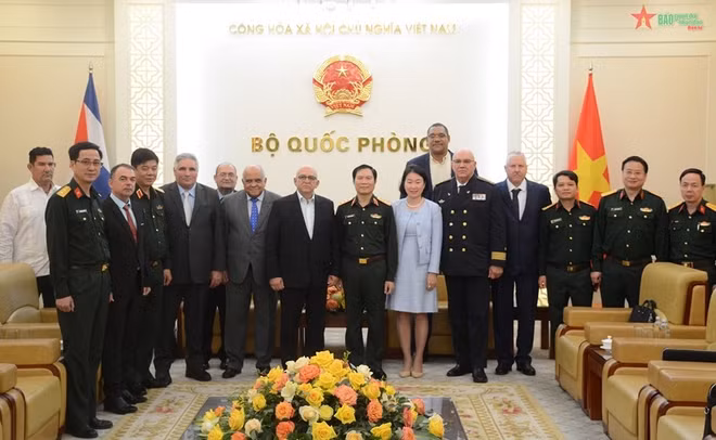 越南国防部副部长阮新疆上将会见古巴建设部部长梅萨 ảnh 1