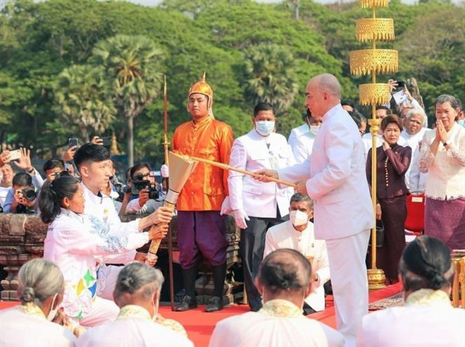 第32届东运会:柬埔寨举行火炬传递仪式并启动火炬接力 ảnh 1 第32届东运会:柬埔寨举行火炬传递仪式并启动火炬接力 ảnh 1