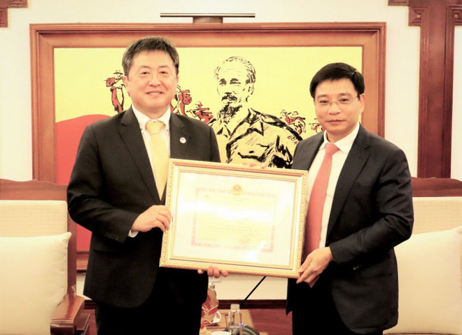 越南交通运输部向日本国际协力机构驻越南首席代表颁发纪念章 ảnh 1 越南交通运输部向日本国际协力机构驻越南首席代表颁发纪念章 ảnh 1