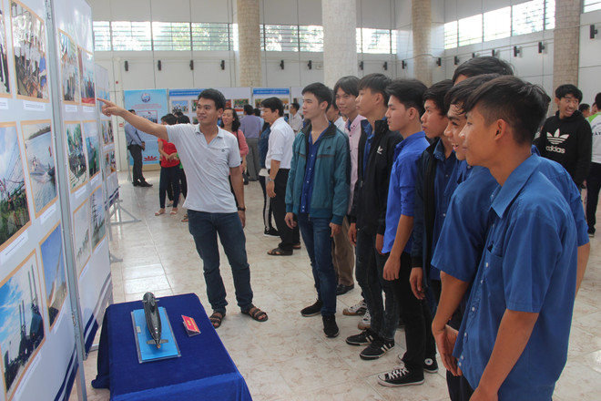 越南海洋岛屿：海洋岛屿和海军战士图片展在西宁省开展 ảnh 1