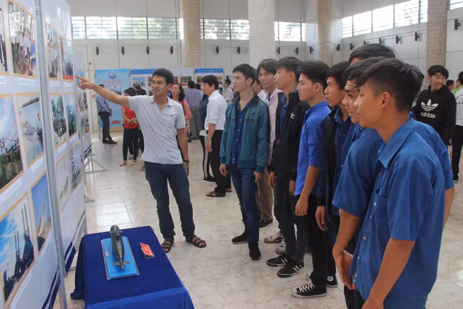 越南海洋岛屿：海洋岛屿和海军战士图片展在西宁省开展 ảnh 1