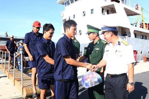 在越南长沙群岛遇险的31名船员已安全回家 ảnh 1 在越南长沙群岛遇险的31名船员已安全回家 ảnh 1