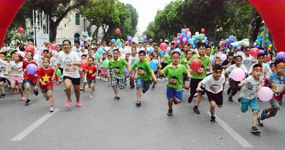 “为肺部健康而移动”跑步和散步活动吸引广大居民参加 ảnh 1