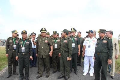 柬埔寨副总理兼国防部长狄班走访平福省 ảnh 1