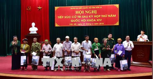 国会常务副主席丛氏放与山罗省选民见面沟通交流 ảnh 2 国会常务副主席丛氏放与山罗省选民见面沟通交流 ảnh 2