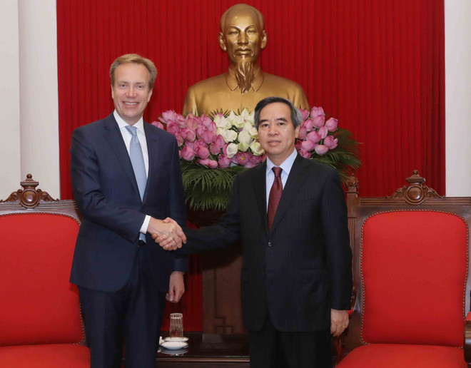 越共中央经济部部长阮文平会见世界经济论坛执行董事 ảnh 1