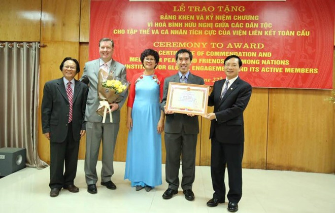 全球参与研究院个人和集体荣获“致力于各民族和平友谊”纪念章 ảnh 1