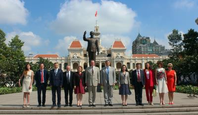 胡志明市与圣彼得堡市加强交流合作 ảnh 1