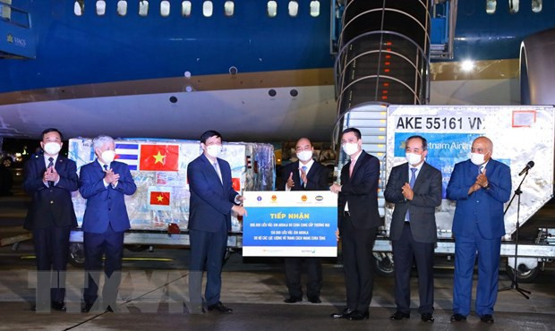 阮春福访问古巴和出席第76届联合国大会后在河内出席疫苗和医疗物资移交仪式 ảnh 1