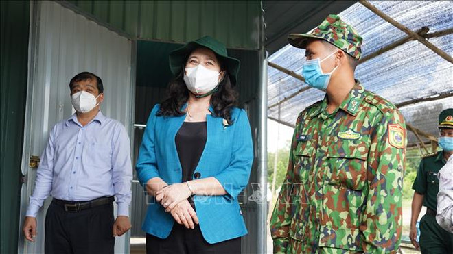 越南国家副主席阮氏映春看望慰问西宁省新冠疫情防控一线工作人员 ảnh 1