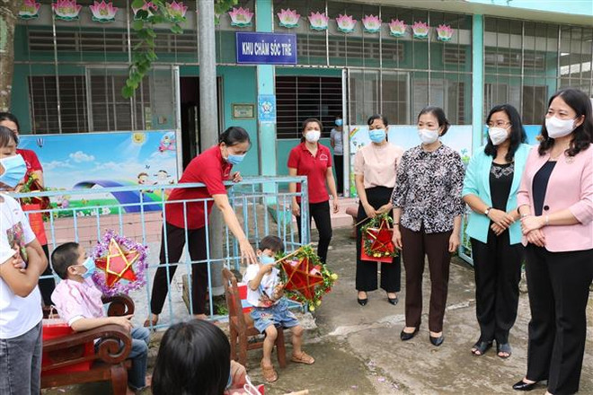 越南国家副主席武氏映春在同塔省开展新冠肺炎疫情防控慰问工作 ảnh 2 越南国家副主席武氏映春在同塔省开展新冠肺炎疫情防控慰问工作 ảnh 2