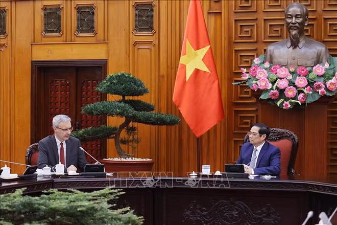 越南政府总理范明政会见法国驻越南大使沃纳里 ảnh 1