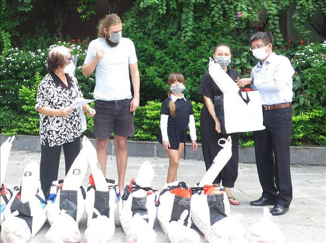 庆和省助力外国人渡过困难时期 ảnh 1