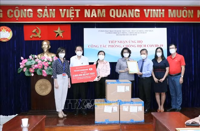 新冠肺炎疫情：胡志明市接收由各家企业捐赠总额逾3730亿越盾的抗疫物资 ảnh 1