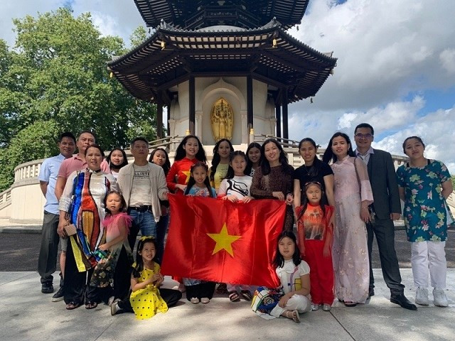旅英越南侨胞心系祖国情系家乡 捐赠物资共抗疫情 ảnh 1 旅英越南侨胞心系祖国情系家乡 捐赠物资共抗疫情 ảnh 1