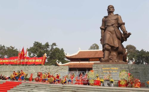 越南政府副总理阮春福出席2016年栋多丘庙会 ảnh 2 越南政府副总理阮春福出席2016年栋多丘庙会 ảnh 2