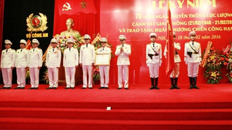 越南公安部举行交警、追捕罪犯警察力量传统日70周年纪念活动 ảnh 1 越南公安部举行交警、追捕罪犯警察力量传统日70周年纪念活动 ảnh 1