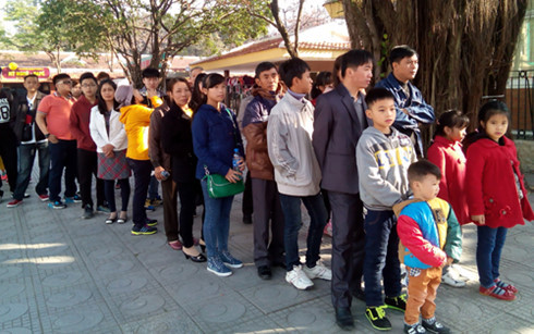 越南全国各地举行热闹非凡的游春活动 ảnh 1