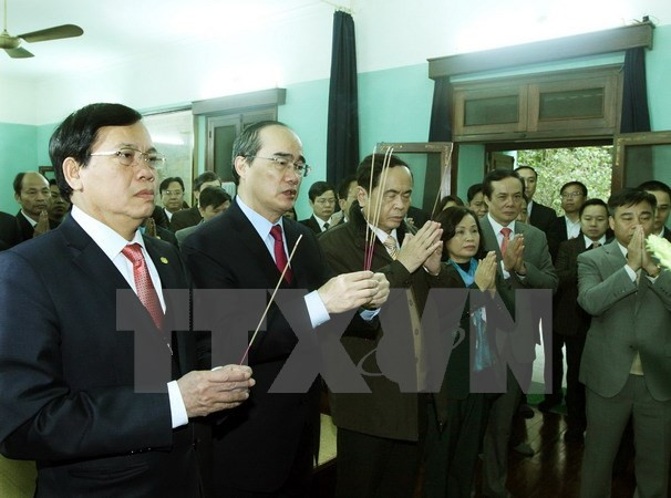 越南祖国阵线中央委员会主席阮善仁敬香缅怀胡伯伯 ảnh 1 越南祖国阵线中央委员会主席阮善仁敬香缅怀胡伯伯 ảnh 1