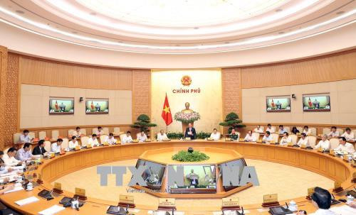 政府总理阮春福主持召开政府7月份例行会议 下决心有效抑制2018年通货膨胀 ảnh 1