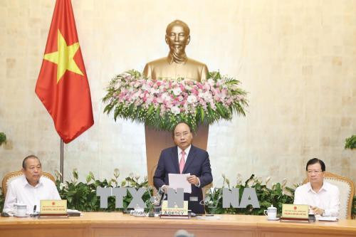政府总理阮春福主持召开政府7月份例行会议 下决心有效抑制2018年通货膨胀 ảnh 2