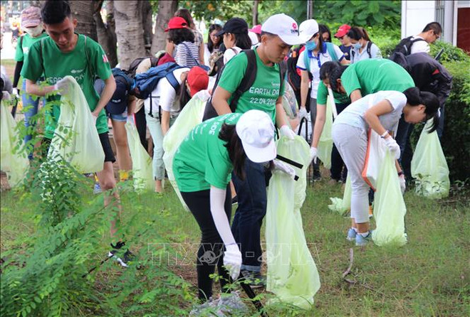 越南各地青年举行响应2018年世界清洁日 ảnh 3 越南各地青年举行响应2018年世界清洁日 ảnh 3
