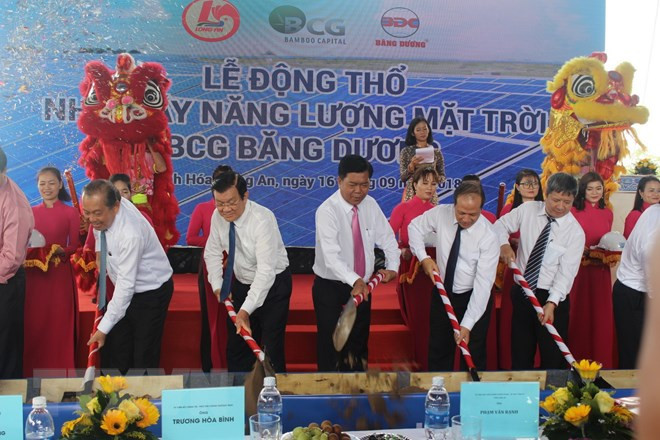 隆安省首个太阳能发电厂建设项目正式动工兴建 ảnh 1