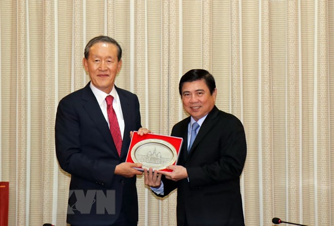 胡志明市人民委员会主席阮成锋会见韩国产业联盟主席 ảnh 1 胡志明市人民委员会主席阮成锋会见韩国产业联盟主席 ảnh 1