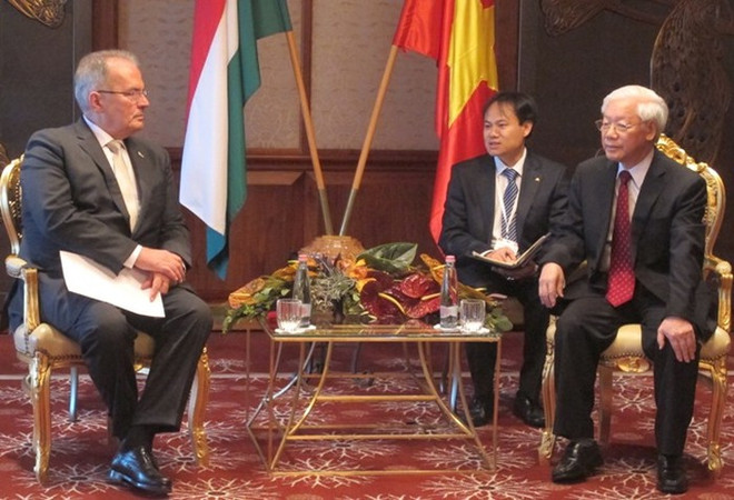 越共中央总书记阮富仲会见匈牙利工人党主席吉拉·松默 ảnh 1