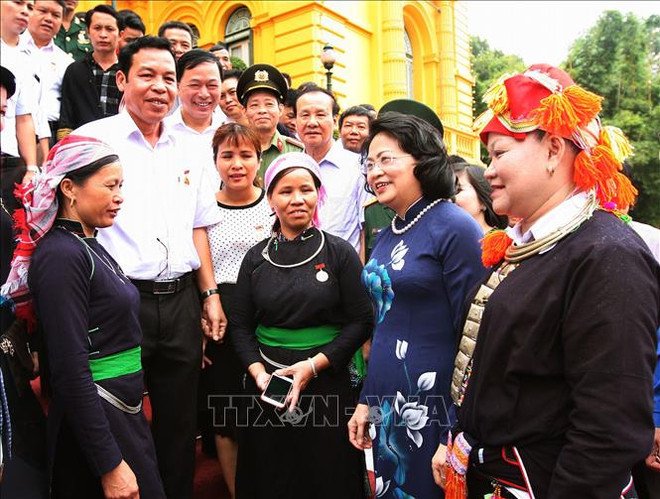 越南国家副主席邓氏玉盛会见老街省先进模范代表团 ảnh 2