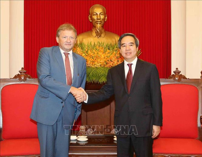 越共中央经济部部长阮文平会见俄罗斯总统企业家权益全权代表 ảnh 1 越共中央经济部部长阮文平会见俄罗斯总统企业家权益全权代表 ảnh 1