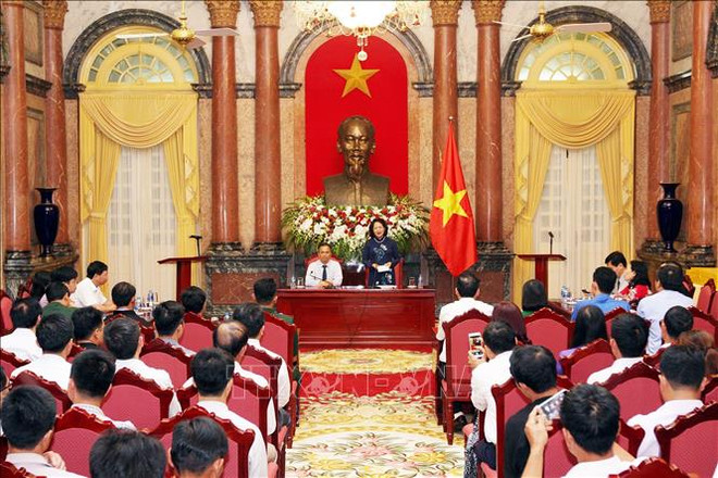 越南国家副主席邓氏玉盛会见老街省先进模范代表团 ảnh 1