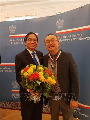 越南人民艺术家邓泰山荣获波兰最高贵的文化奖项 ảnh 2 越南人民艺术家邓泰山荣获波兰最高贵的文化奖项 ảnh 2