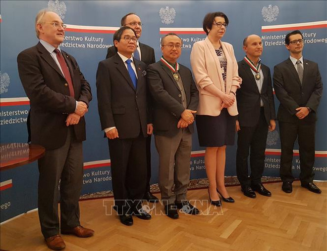越南人民艺术家邓泰山荣获波兰最高贵的文化奖项 ảnh 1 越南人民艺术家邓泰山荣获波兰最高贵的文化奖项 ảnh 1