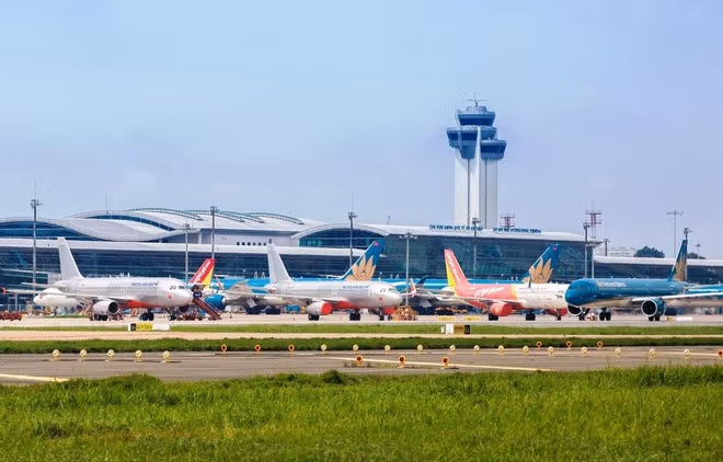 4天小长假越南全国机场接待旅客超过110万人次 ảnh 1