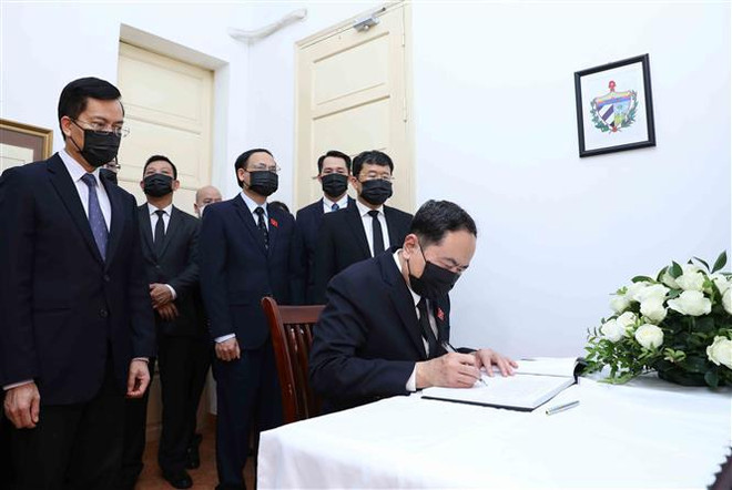 越南国会常务副主席陈青敏在吊唁簿上留言 对前古巴全国人民政权代表大会主席逝世表示深切哀悼 ảnh 1