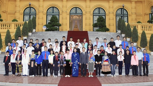 越南国家副主席邓氏玉盛接见老街省民族青少年代表团 ảnh 1 越南国家副主席邓氏玉盛接见老街省民族青少年代表团 ảnh 1