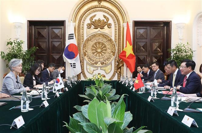 越南政府副总理兼外长范平明同韩国外长举行会谈 ảnh 1 越南政府副总理兼外长范平明同韩国外长举行会谈 ảnh 1