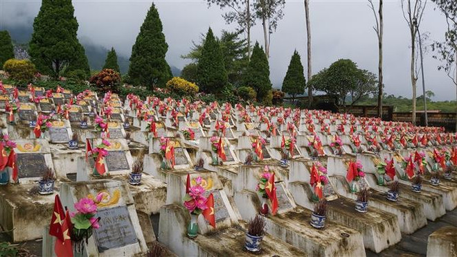 渭川县国家烈士陵园为烈士遗骸举行追悼会和安葬仪式 ảnh 2 渭川县国家烈士陵园为烈士遗骸举行追悼会和安葬仪式 ảnh 2