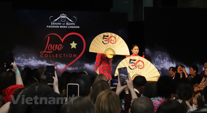 庆祝越英建交50周年：越南奥黛亮相伦敦时装周 ảnh 1