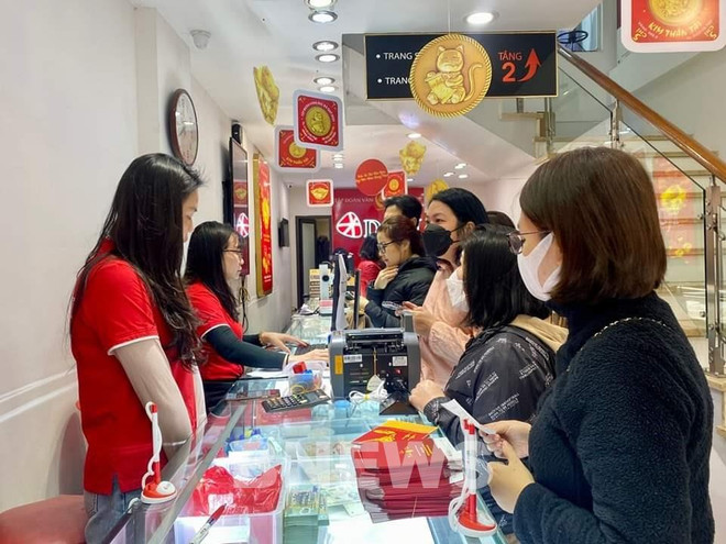 2月21日上午越南国内一两黄金卖出价超过6710万越盾 ảnh 1