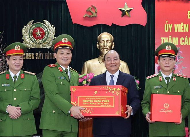 阮春福总理视察部分人民公安单位的执勤备战工作 ảnh 1 阮春福总理视察部分人民公安单位的执勤备战工作 ảnh 1