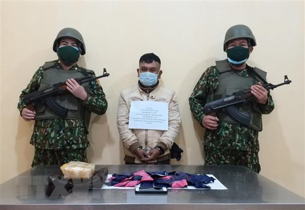 广平省边防逮捕一名贩运毒品犯罪 查获冰毒1万颗 ảnh 1